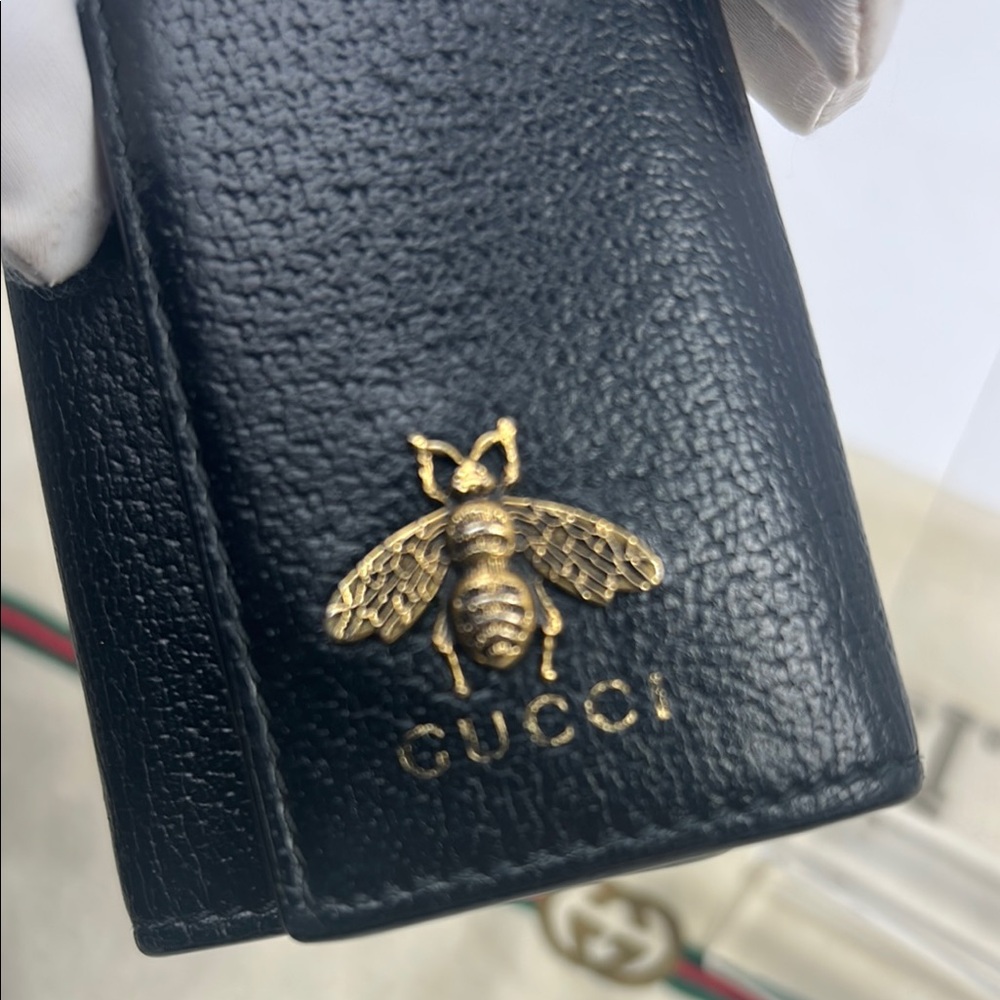 GUCCI Black Leather six key holder with Gold Bee - Picture 2 of 10